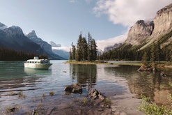 Explore Jasper and Maligne Lake Cruise with Gourmet Picnic Lunch
