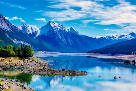 Medicine Lake. Explore Jasper and Maligne Lake Cruise with Gourmet Picnic Lunch