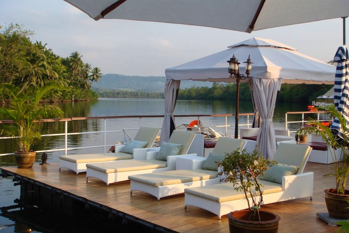 Sunbeds at 4 Rivers Floating Lodge