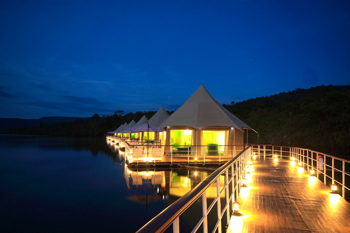 Evening at 4 Rivers Floating Lodge