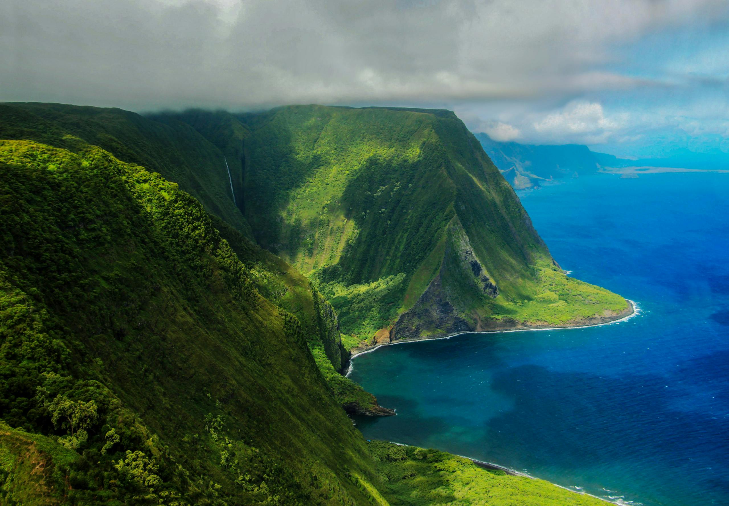 Waterfalls of West Maui and Molokai Helicopter Tour