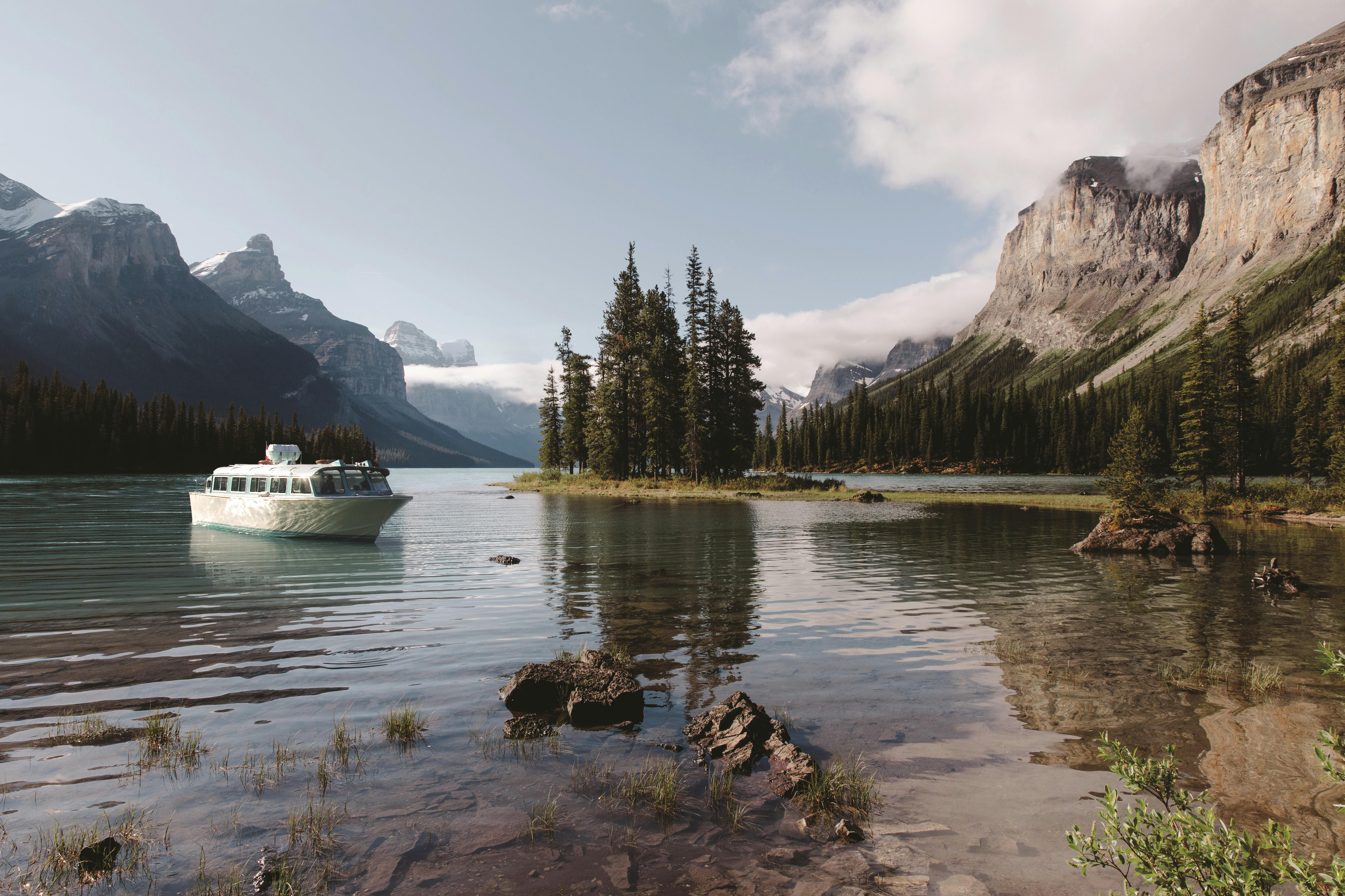 Explore Jasper and Maligne Lake Cruise with Gourmet Picnic Lunch